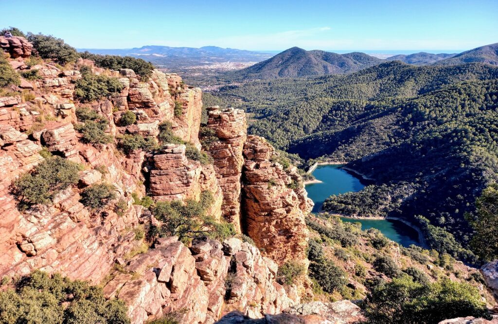 Vista desde los órganos de Benitandus, con imagen de la sierra y el pantano.